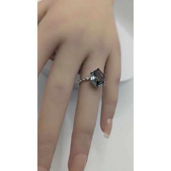 Elegant Hexagon Cut Silver Ring with Unique Stone Size 6 - Picture 1 of 9